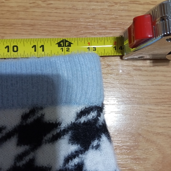 H&M fuzzy mini skirt. EUC. Size xs. - Picture 5 of 9